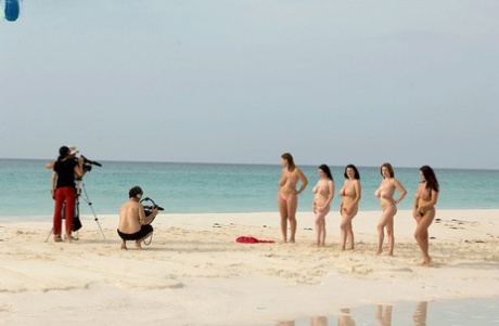 Горячие милф-женщины снимают бикини, обнажая большие сиськи на пляже картинка 2