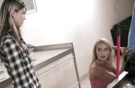 В групповом сексе втроем Джина Герсон и Катя Нобили делают минет картинка 3