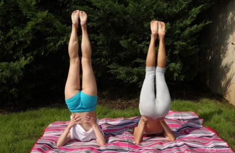 Молодые лесбиянки Джина Герсон и Эвелина Дарлинг занимаются сексом после занятия йогой картинка 3