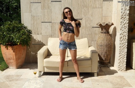 Вероника Кларк ласкает свою киску перед вставкой бутылки от Джины Герсон картинка 1