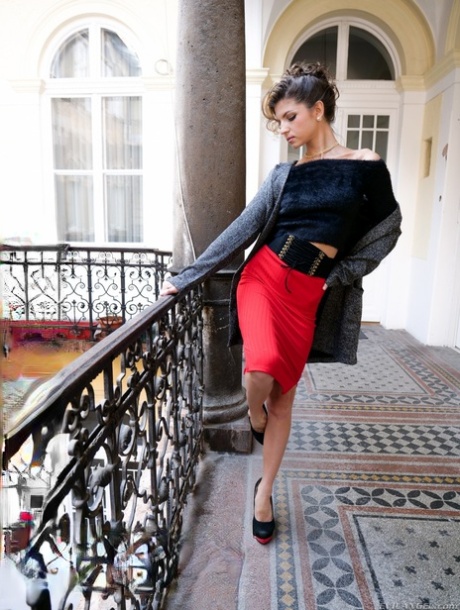 Худенькая девушка Джина Герсон принимает большой член в свою грязную задницу картинка 1