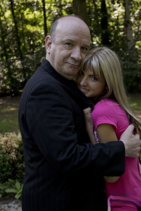 Крошечная девочка-подросток, нуждающаяся в быстрых деньгах, соблазняет старика и сосет его член картинка 5