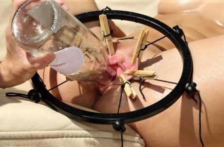 Вероника Кларк ласкает свою киску перед вставкой бутылки от Джины Герсон картинка 12