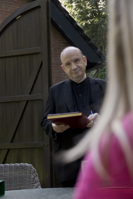 Крошечная девочка-подросток, нуждающаяся в быстрых деньгах, соблазняет старика и сосет его член картинка 1