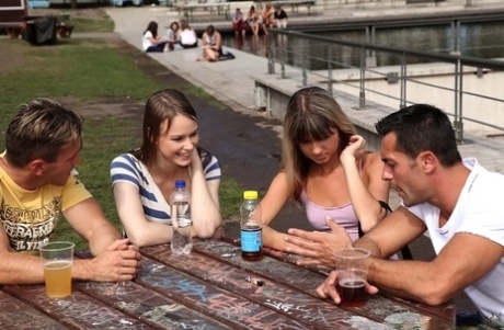 Распутные европейские подростки занимаются пылким групповым сексом с хорошо подвешенными парнями картинка 1