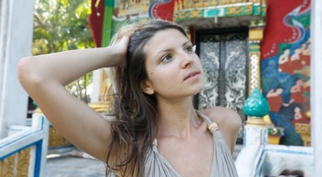 Миниатюрная девушка Джина Герсон мелькает в юбке без трусиков на ступеньках картинка 2