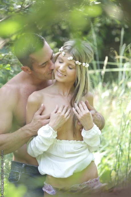 Сексуальная порнозвезда Дорис Айви занимается сексом на открытом воздухе и получает сперму от своего мужчины картинка 15