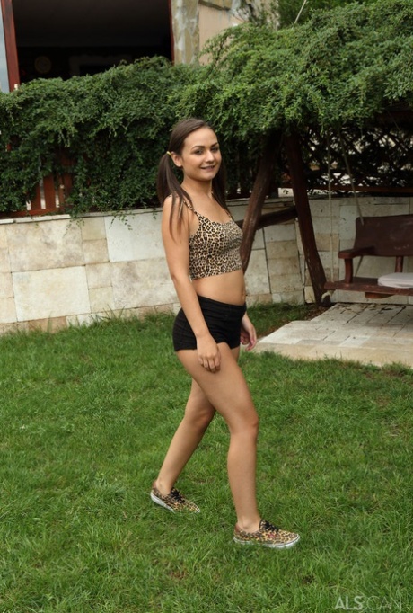 Молоденькая любительница Анина ласкает киски шелковыми ножницами во время массажа девушки с девушкой картинка 2