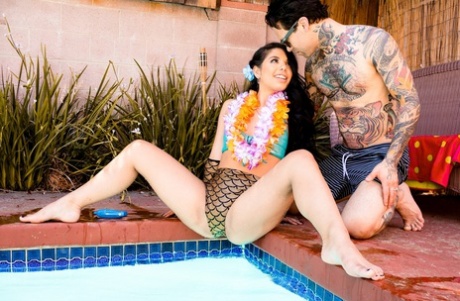 Бразильская молоденькая Джина Валентина снимает свой купальник, чтобы искупаться голышом в бассейне картинка 2