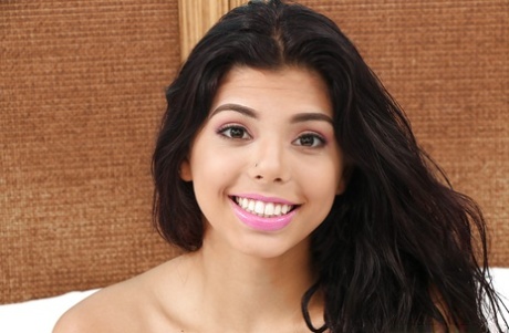 Молоденькая брюнетка-латиноамериканка Джина Валентина дрочит бритую пизду крупным планом картинка 1