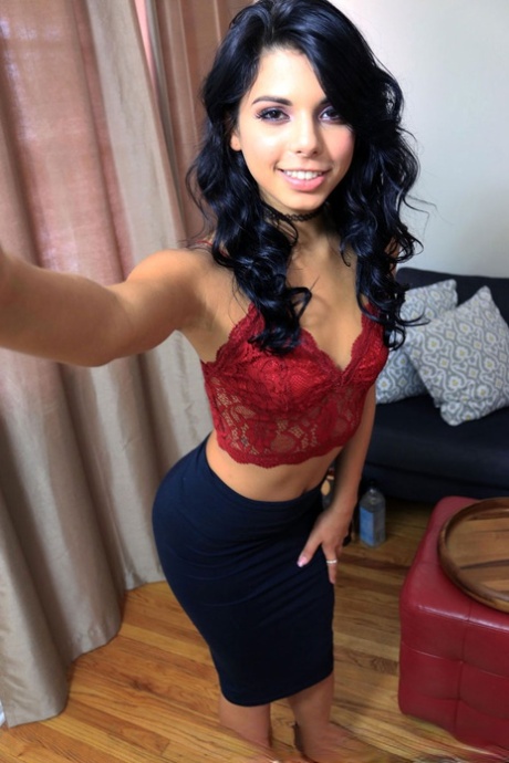 Латиноамериканка-любительница Джина Валентина слизывает сперму с пальца после траха длинным членом картинка 1