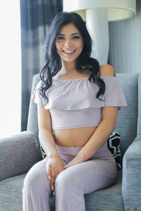 Бразильская молоденькая Джина Валентина натягивает штаны для йоги на свою попку, чтобы раздеться картинка 1