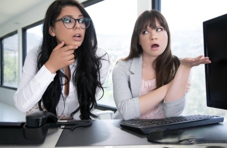 Брюнетка, Девушка на девушке, Фантазии о члене, Натуральные сиськи, Дрочка ободком, Дрочит пальцами картинка 1