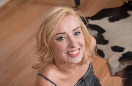 Одетая молодая блондинка Хейли Рид ублажает член оральным сексом картинка 15