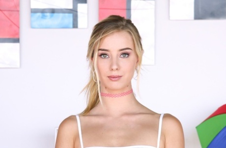 Соло-модель Хейли Рид раздвигает ноги в носках OTK и ботинках на шпильках картинка 1