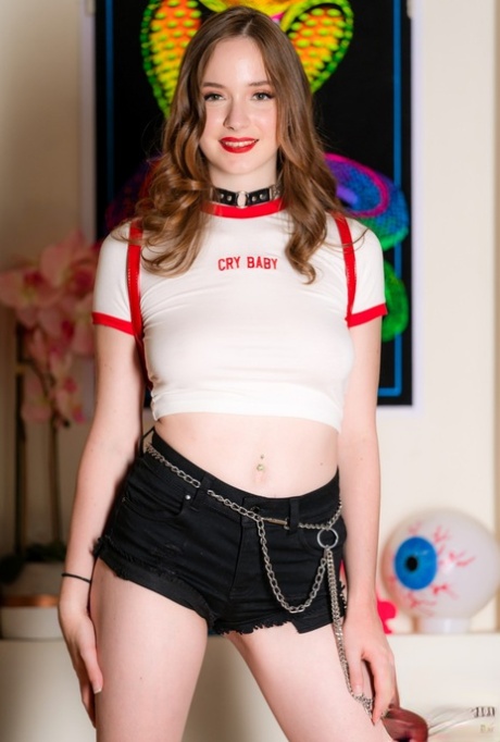 Молодая порнозвезда Хейзел Мур бросает салат после того, как ее трахнули в жопу картинка 1