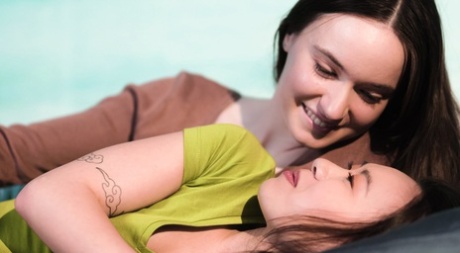 Хейзел Мур собирается выйти из класса, когда замечает, что ее картинка 4