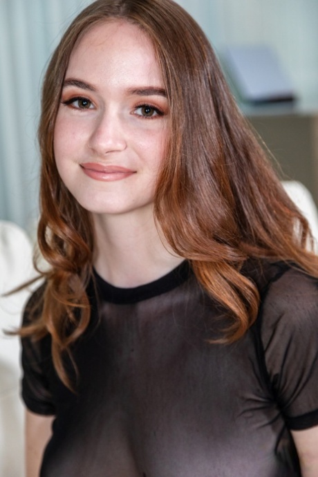 Девушка-подросток раздевается догола, прежде чем высосать сперму из члена с помощью минета от первого лица картинка 1