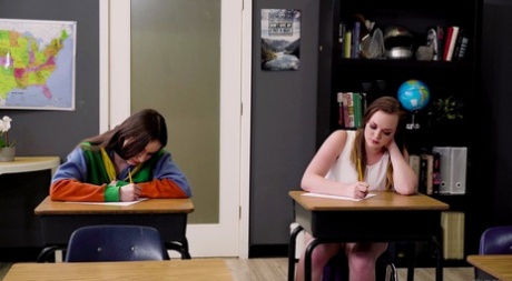 Две тинейджерки Хейзел Мур и Саманта Рейнс бок о бок пишут тест в картинка 3