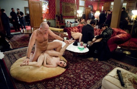 Когда порнозвезды собираются вместе на вечеринку, это обязательно будет зажигательное времяпрепровождение картинка 2