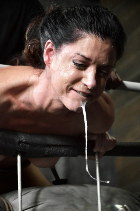 Горячую брюнетку-милфу-рабыню связывают и делают глубокий минет, чтобы получить полный рот спермы картинка 15