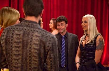 Возбужденные женщины меняют мужей для горячего траха на межрасовой вечеринке свингеров картинка 2