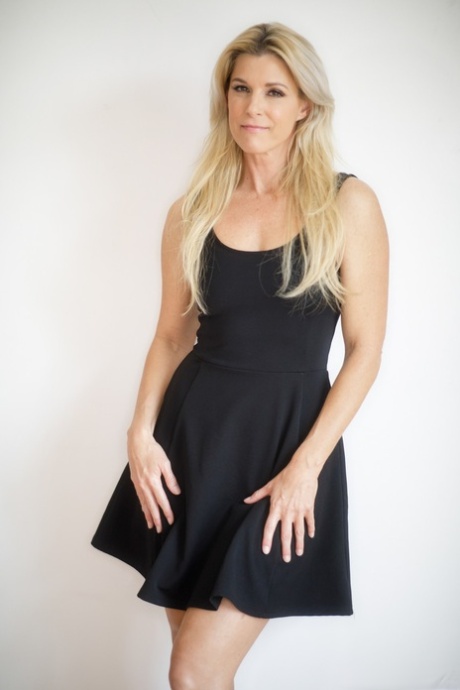 Сольная модель Индия Саммер снимает черное платье и трусики, чтобы позировать обнаженной картинка 1