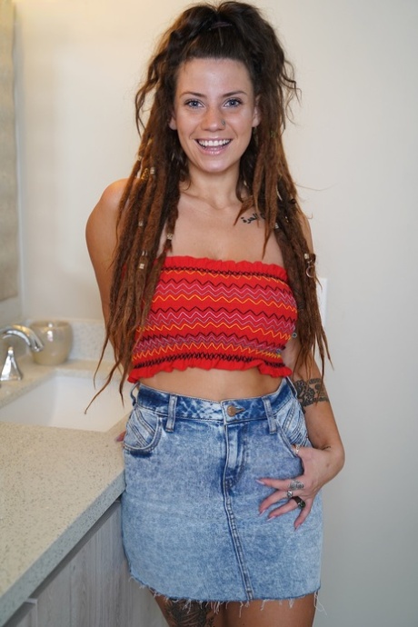 Любительская девушка Индика Флауэрс обнажает свои сиськи и задницу, находясь в ванной картинка 2