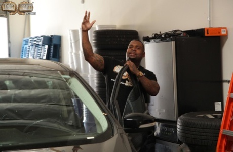 Татуированная белая цыпочка с увеличенными сиськами отсасывает группе чернокожих мужчин картинка 5