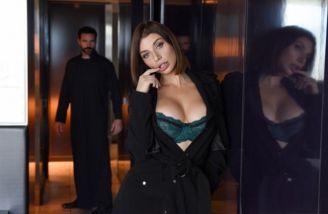 Брюнетка прикрывает свои голые сиськи перед священником картинка 3