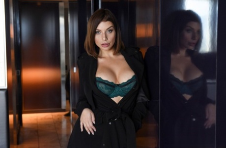 Брюнетка прикрывает свои голые сиськи перед священником картинка 2