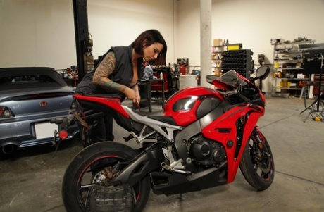 Татуированная цыпочка сбрасывает механический наряд перед межрасовым минетом картинка 4