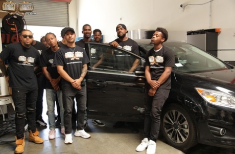 Татуированная цыпочка сбрасывает механический наряд перед межрасовым минетом картинка 5