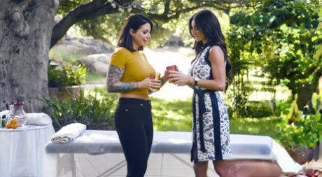 Сильвия Сайге раздражена, ожидая в вестибюле массажного салона, когда мужчина картинка 2