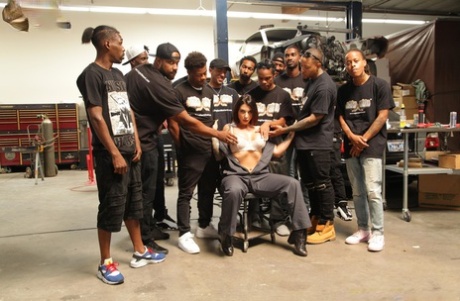 Татуированная цыпочка сбрасывает механический наряд перед межрасовым минетом картинка 3