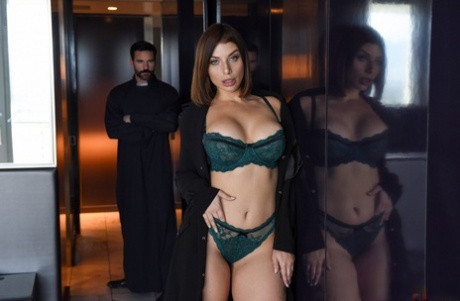 Брюнетка прикрывает свои голые сиськи перед священником картинка 5