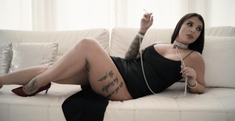 Соблазнительная Айви Лебель, одетая в облегающее черное мини-платье и бритву картинка 1