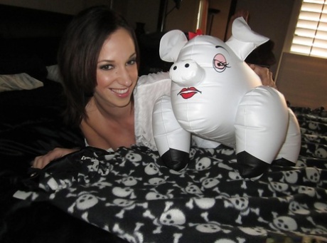 Сексуальная бывшая девушка Джада Стивенс раздевается на кровати, чтобы доставить удовольствие бывшему любовнику картинка 3