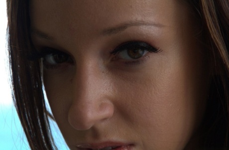 Соло-девушка Джада Стивенс снимает стринги, чтобы лучше продемонстрировать свою сексуальную попку картинка 2