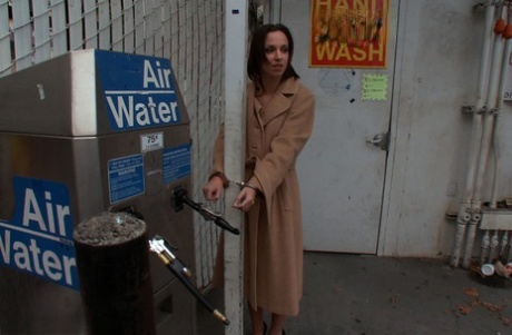 Миниатюрную девушку Джаду Стивенс трахают толпой в круглосуточном магазине картинка 5