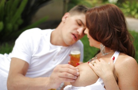 Милфа с красивой волосатой киской Джанет Мейсон трахается с малолеткой картинка 1