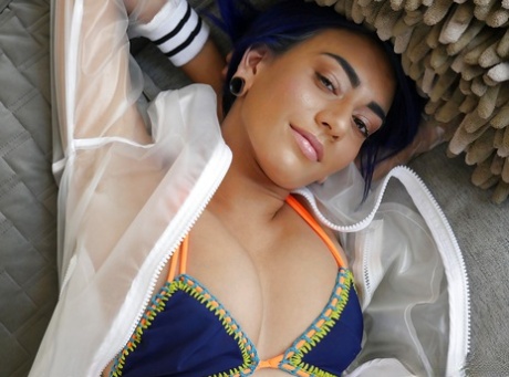 Худенькая красотка Дженис Гриффит сверкает лысой киской перед тем, как намазать себя маслом картинка 2