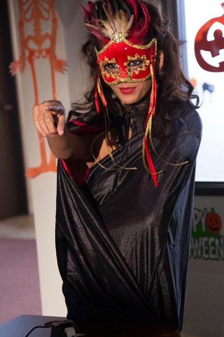 Одетая в косплей Дженис Гриффит делает минет в маске во время жесткого секса картинка 1