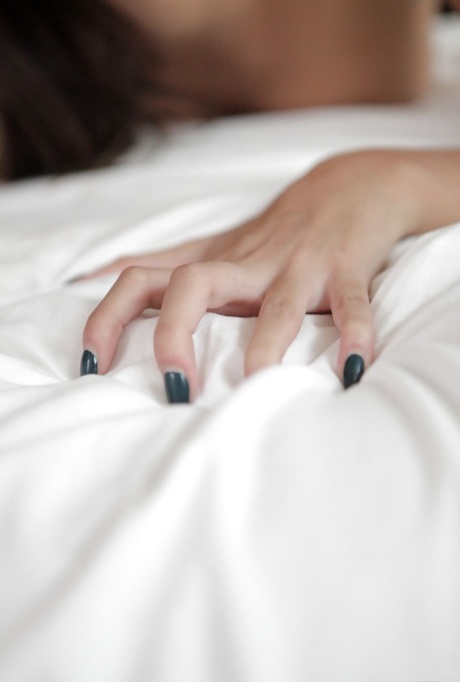 Брюнетку Дженис Гриффит трахнули в ее маленькую бритую киску картинка 4