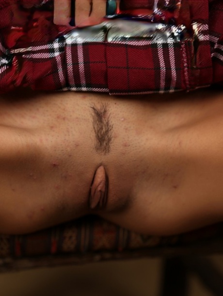 Миниатюрная девушка Дженис Гриффит освобождает свою узкую щелочку от трусиков под юбкой картинка 12