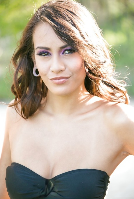 Похотливая молодая красотка Дженис Гриффит позирует на открытом воздухе в своем бикини картинка 2