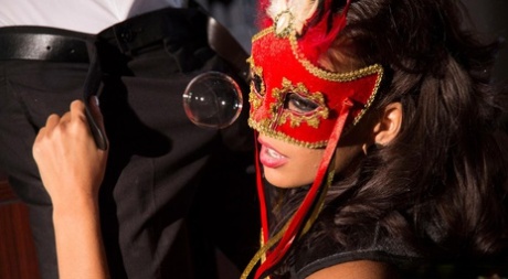 Одетая в косплей Дженис Гриффит делает минет в маске во время жесткого секса картинка 10