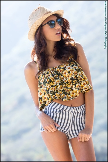 Стройная молоденькая Дженис Гриффит раздевается догола в поношенных кожаных сапогах и шляпе картинка 1