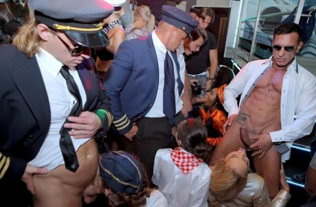 Пьяные порнозвезды и стюардессы присоединяются к пилотам на празднике группового секса картинка 5