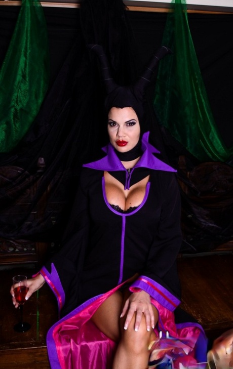 Британская модель Жасмин Дже ласкает свою проколотую киску в одежде для косплея картинка 3